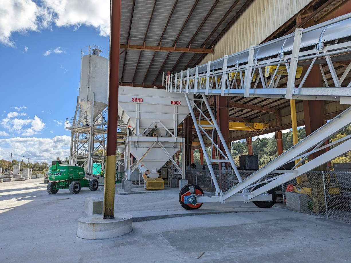 Concrete batch plant with silos and material conveyors